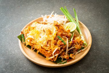 Pad Thai - Tayland usulü kızarmış erişte ve yumurta - Asya usulü