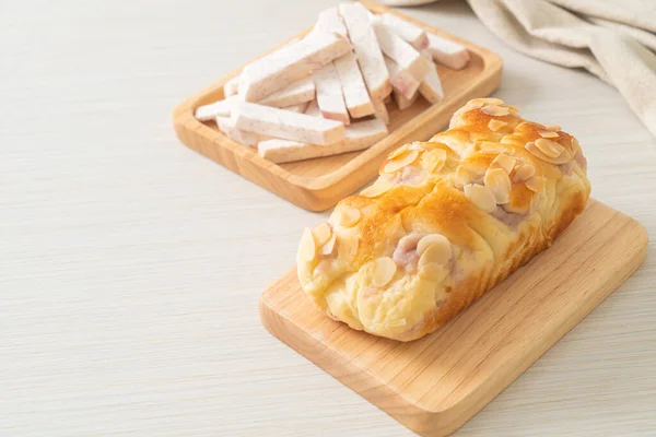 木板上有美味的焦油烤面包 — 图库照片