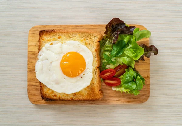 Pão Caseiro Torrado Com Queijo Ovo Frito Cima Com Salada — Fotografia de Stock