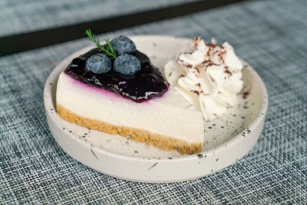 Krem şantili yaban mersinli kek.