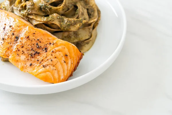 Homemade Pesto Fettuccine Spaghetti Pasta Grilled Salmon Fillet — Stock Photo, Image