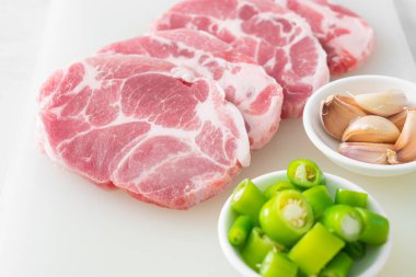 Taze domuz boyunlu ya da yakalı domuz eti ve terbiye edilecek malzemeler.