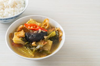 haşlanmış lahana turşusu ve acı kabak çorbası - Asya ve vegan ve vejetaryen yemek tarzı