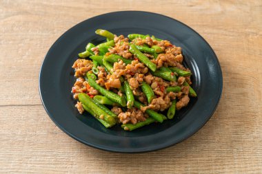 Kızarmış Fransız fasulyesi ya da kıymalı yeşil fasulye. Asya usulü.