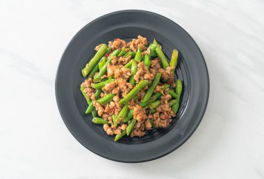 Kızarmış Fransız fasulyesi ya da kıymalı yeşil fasulye. Asya usulü.