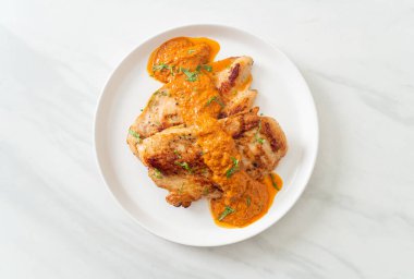 Kırmızı köri soslu ızgara tavuk bifteği. Müslüman yemeği tarzı.