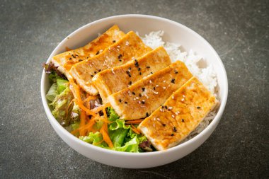 Teriyaki tofu pirinç kasesi - vejetaryen ve vejetaryen yemek tarzı