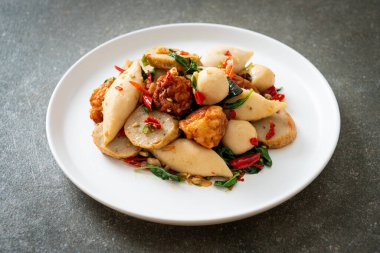 Baharatlı kızarmış balık köftesi ve şifalı otlar.