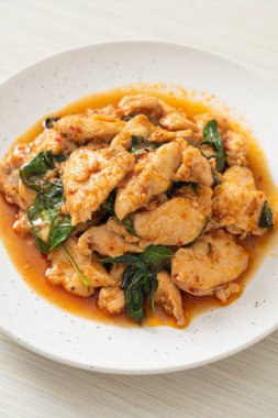 Kızarmış tavuğu acı biber ezmesi ya da biber ezmesi ile karıştırmak - Asya yemeği tarzı