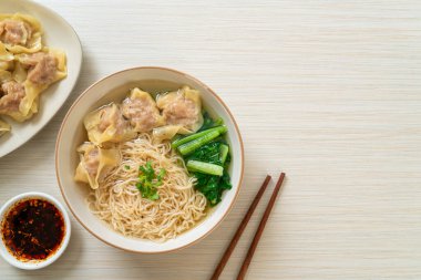 Yumurtalı erişte ile domuz çorbası veya domuz köftesi çorbası ve sebze - Asya yemeği tarzı.