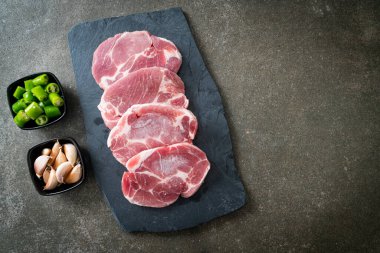 Taze domuz boyunlu ya da yakalı domuz eti ve terbiye edilecek malzemeler.