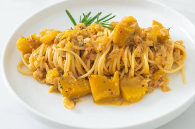 kabaklı spagetti makarna alfredo sosu - vegan ve vejetaryen yemek tarzı