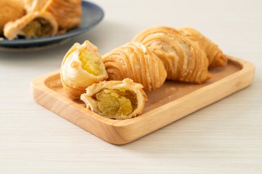 Körili puf böreği. Tahta tabakta doldurulmuş fasulye.