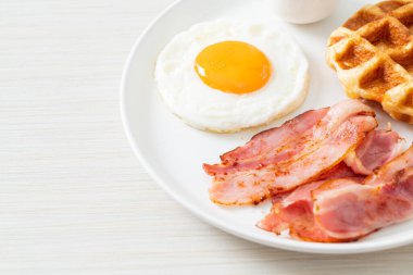 Kahvaltıda pastırmalı yumurta ve waffle.