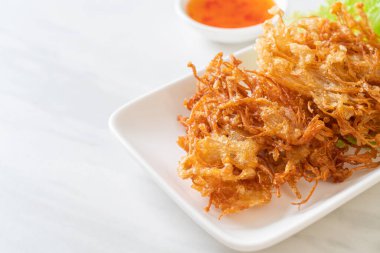 Kızarmış Enoki Mantarı veya Altın İğne Mantarı - vejetaryen ve vejetaryen yemek tarzı