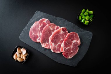 Taze domuz boyunlu ya da yakalı domuz eti ve terbiye edilecek malzemeler.