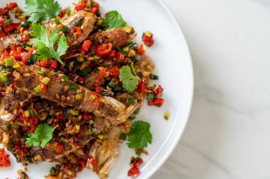 Kızarmış Mantid Karidesi ya da Acılı ve Tuzlu Kerevit Deniz Ürünleri Stili