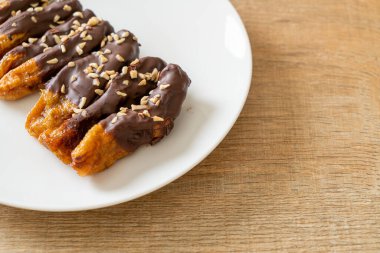 Güneş ışığı kurumuş muz çikolata kaplama veya muz soslu çikolata