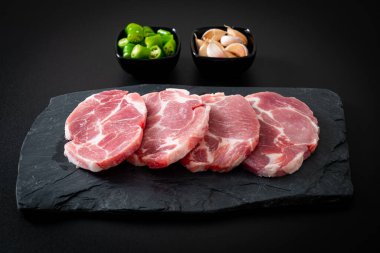 Taze domuz boyunlu ya da yakalı domuz eti ve terbiye edilecek malzemeler.