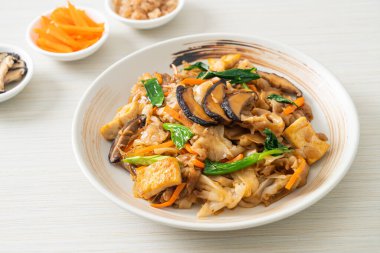 Tofu ve sebzeli kızarmış şehriye. Vejetaryen ve vejetaryen yemek tarzı.