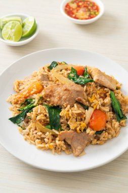 Beyaz tabakta domuz etli ev yapımı pilav.