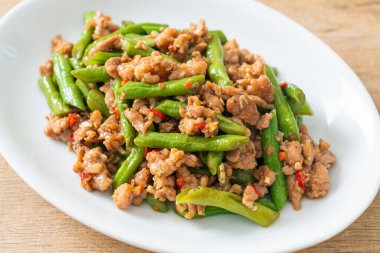 Kızarmış Fransız fasulyesi ya da kıymalı yeşil fasulye. Asya usulü.