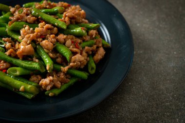 Kızarmış Fransız fasulyesi ya da kıymalı yeşil fasulye. Asya usulü.