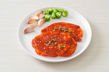 Kore usulü ızgara için baharatlı Kore ezmesiyle marine edilmiş domuz eti ya da taze domuz eti.