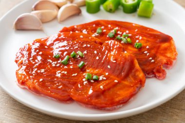 Kore usulü ızgara için baharatlı Kore ezmesiyle marine edilmiş domuz eti ya da taze domuz eti.