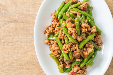 Kızarmış Fransız fasulyesi ya da kıymalı yeşil fasulye. Asya usulü.