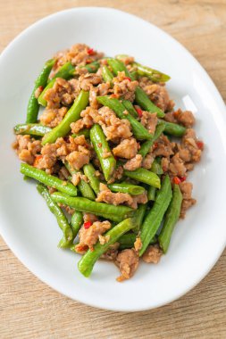Kızarmış Fransız fasulyesi ya da kıymalı yeşil fasulye. Asya usulü.