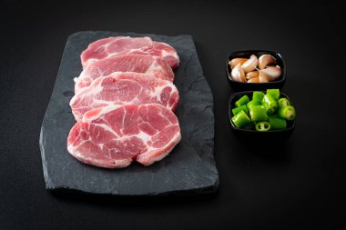 Taze domuz boyunlu ya da yakalı domuz eti ve terbiye edilecek malzemeler.