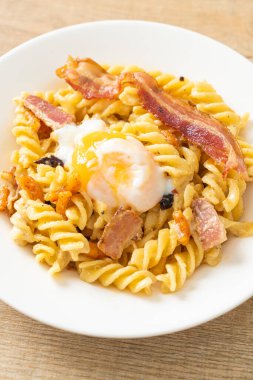 Carbonara fusilli makarna baharatlı pastırma - İtalyan yemeği tarzı.
