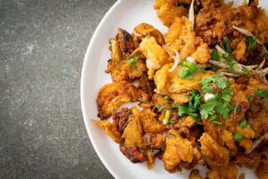 Yumurtalı kızarmış midye krepi - Tayland sokak yemeği tarzı