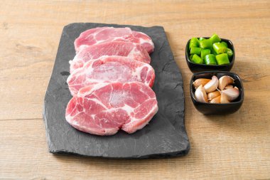 Taze domuz boyunlu ya da yakalı domuz eti ve terbiye edilecek malzemeler.