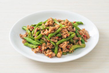 Kızarmış Fransız fasulyesi ya da kıymalı yeşil fasulye. Asya usulü.