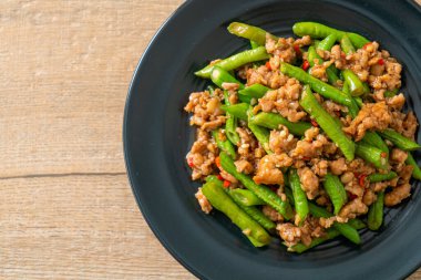 Kızarmış Fransız fasulyesi ya da kıymalı yeşil fasulye. Asya usulü.