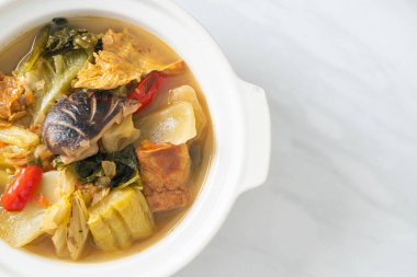 haşlanmış lahana turşusu ve acı kabak çorbası - Asya ve vegan ve vejetaryen yemek tarzı