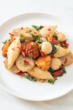 Baharatlı kızarmış balık köftesi ve şifalı otlar.