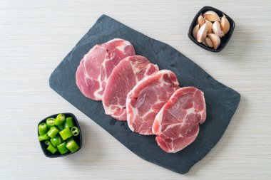 Taze domuz boyunlu ya da yakalı domuz eti ve terbiye edilecek malzemeler.