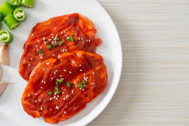 Kore usulü ızgara için baharatlı Kore ezmesiyle marine edilmiş domuz eti ya da taze domuz eti.