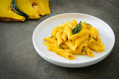 Balkabaklı, kremalı ve biberiyeli makarna.