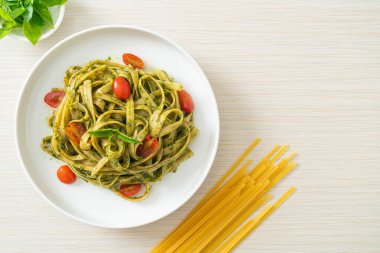 pesto soslu ve domatesli makarna vejetaryen ve vejetaryen yemek tarzı.