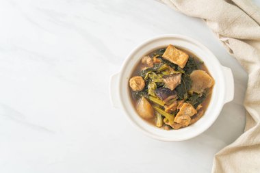 Tofulu Çin sebze güveci veya sebze çorbası karışımı - vejetaryen ve vejetaryen yemek tarzı.