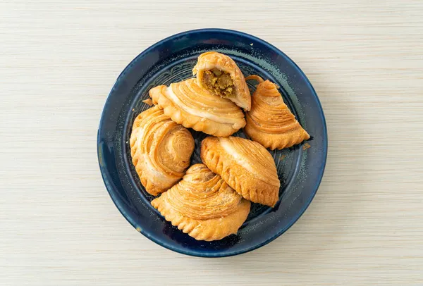 Curry Puff Pastry Stuffed Chicken Plate — Stock Photo, Image