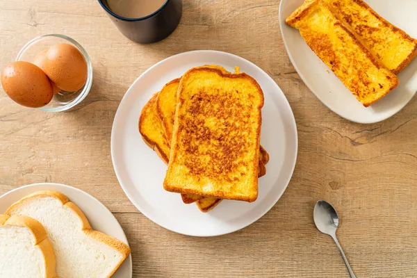 Rostat Bröd Vit Tallrik Till Frukost — Stockfoto