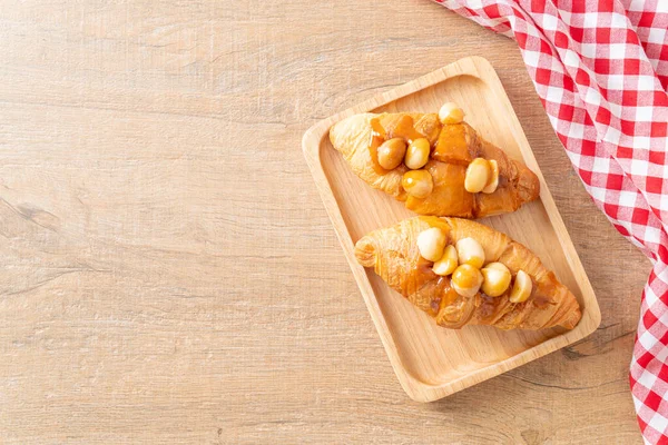 Croissant Com Macadâmia Caramelo Placa Madeira — Fotografia de Stock