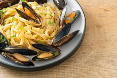 Linguine spagetti makarna vongole beyaz şarap sosu İtalyan deniz ürünleri makarna ve midye