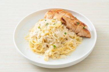 Ev yapımı spagetti beyaz kremalı sos ve ızgara tavuk.