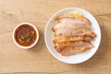 Tayland usulü ızgara domuz budu soslu Tayland yemeği.